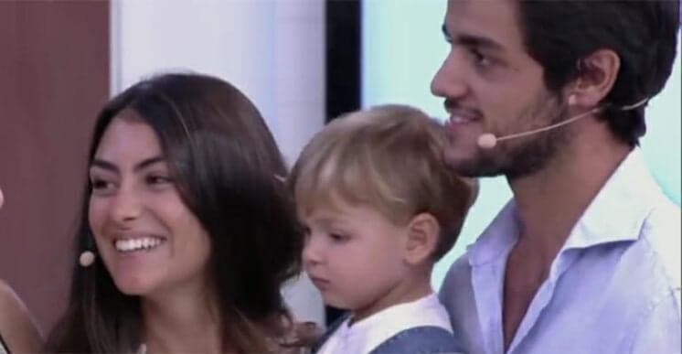 Felipe Simas chora com visita surpresa da mulher e do filho no 'Mais Você'