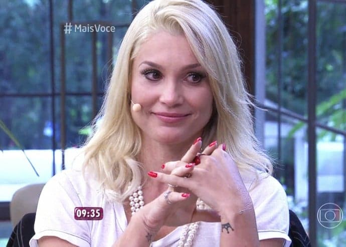 Flávia Alessandra se emociona ao receber homenagens no "Mais Você"