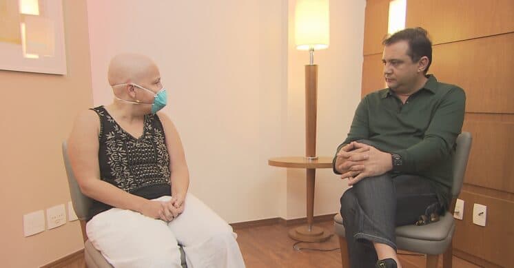 Geraldo Luis entrevista Cláudia Rodrigues; atriz fez transplante de células-tronco e precisou raspar o cabelo