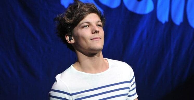 Louis Tomlinson, integrante do One Direction, apresenta seu filho recém-nascido