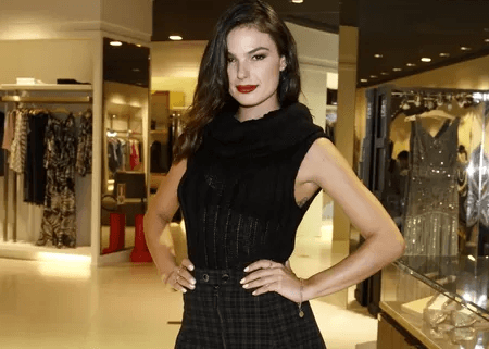 Isis Valverde exibe visual da novela "A Força do Querer" na Bahia