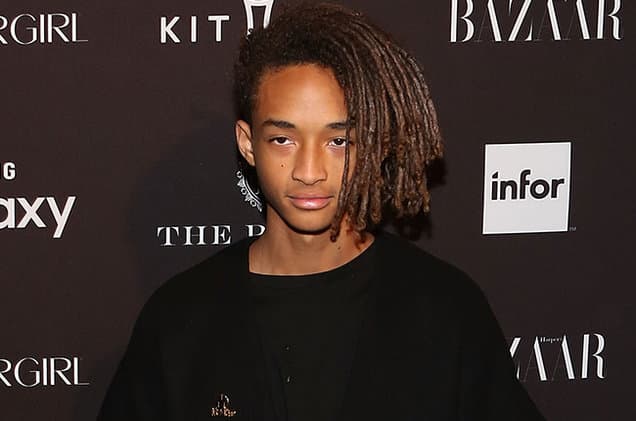 Filho de Will Smith aparece de saia, unhas pintadas e flor na cabeça