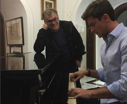 Klebber Toledo curte estreia de novela na casa de Walcyr Carrasco