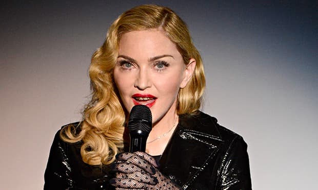 Madonna adota gêmeas do Malawi