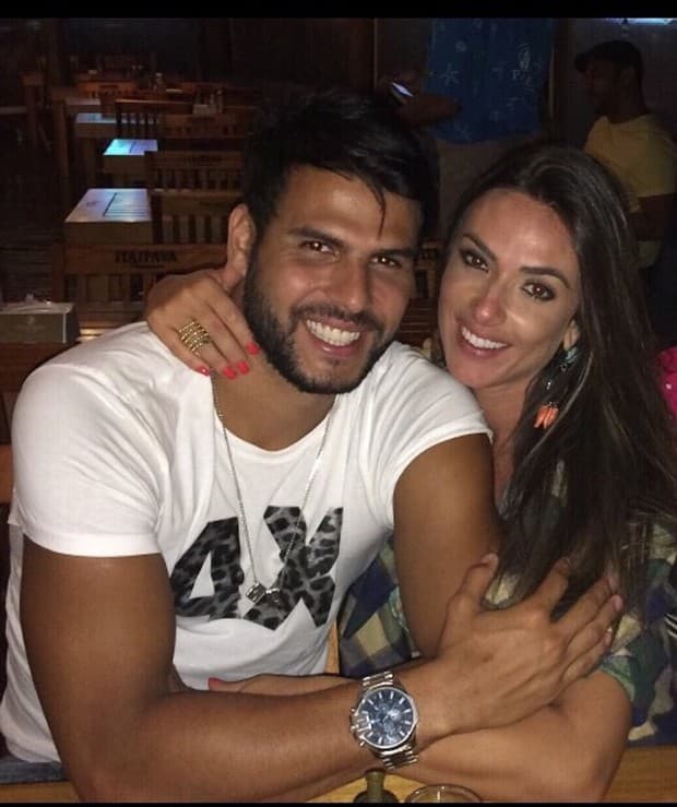 Nicole Bahls e Marcelo Bimbi assumem namoro: "flechou meu coração"