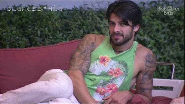 "BBB 16": Tido como supostamente gay aqui fora, Renan confessa para Munik: 'Você me atrai'
