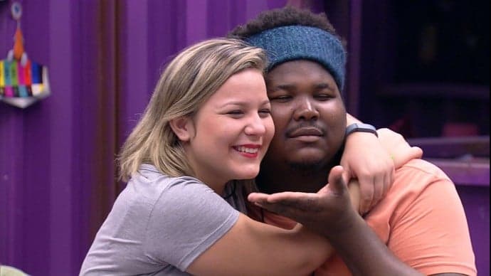 Primeiro casal? Ronan demonstra interesse por Maria Claudia no "BBB16"
