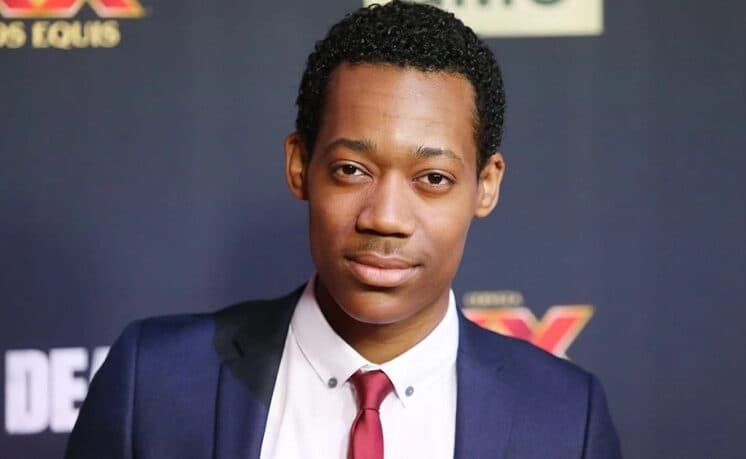 Intérprete do Chris em série reclama do assédio de brasileiros: "É um pouco demais"