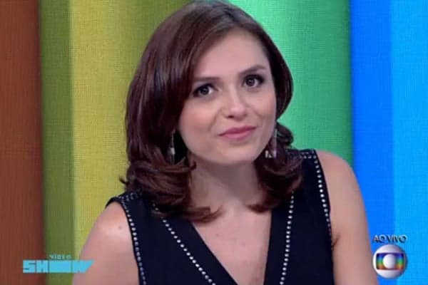 Após fim de namoro, Monica Iozzi é assediada por lésbicas, mas diz que prefere "pombo"