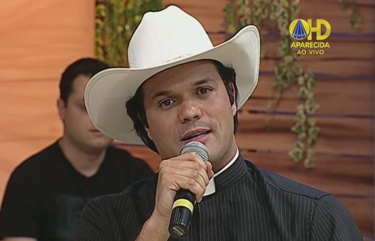 Após pedir demissão da TV Aparecida, Padre Alessandro Campos vira repórter do “Fantástico”