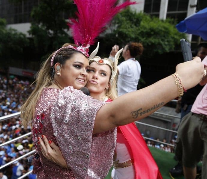 Carolina Dieckmann fala sobre amizade com Preta Gil: "Irmãs"