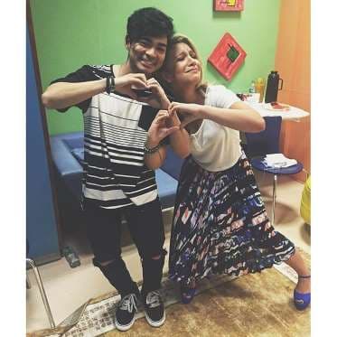 Priscilla Alcantara e Yudi Tamashiro se encontram no SBT e levam fãs à loucura