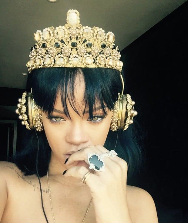 Rihanna usa fone de ouvido com coroa cravejada de pedras; saiba o valor