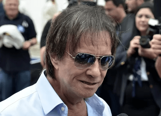 Roberto Carlos passa por tratamento para evitar queda de cabelos e foto e detalhes são divulgados