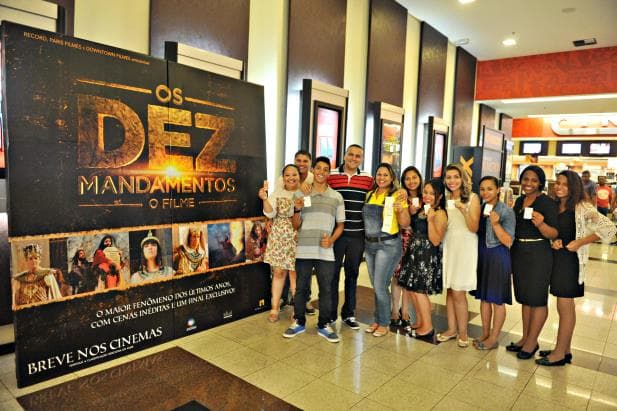 Público faz fila para compra de ingressos do filme "Os Dez Mandamentos"