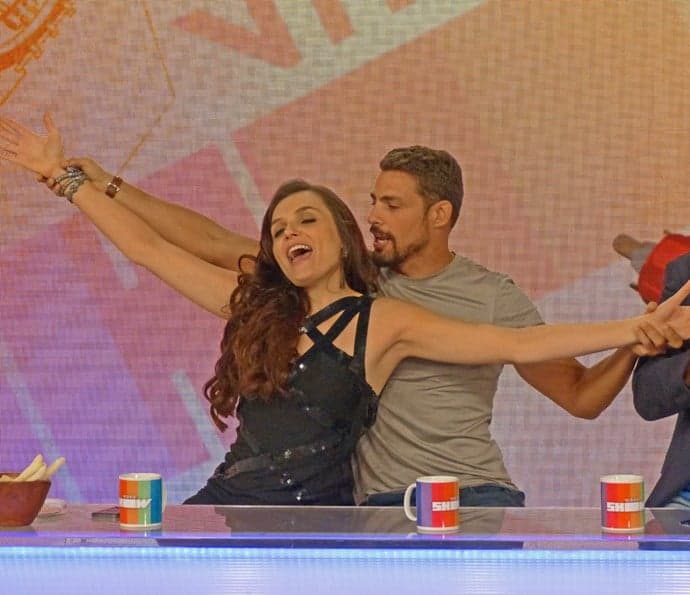 Monica Iozzi dá "chupão" em Cauã Reymond ao vivo