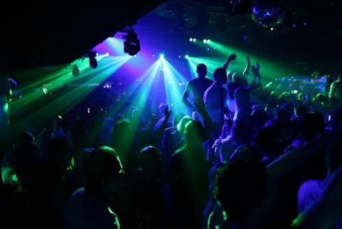 Cantor famoso deixa namorada e curte festa com amigo; Saiba mais