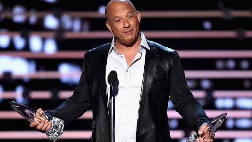 Em premiação, Vin Diesel não se contém, faz homenagem para Paul Walker e chora