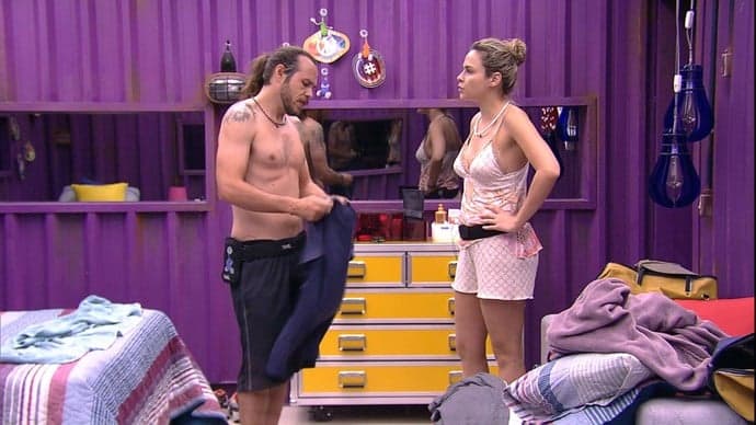 "BBB16": Ana Paula repreende Tamiel por voto em Ronan