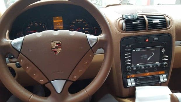 MC Gui ostenta carro importado de R$ 1 milhão na internet