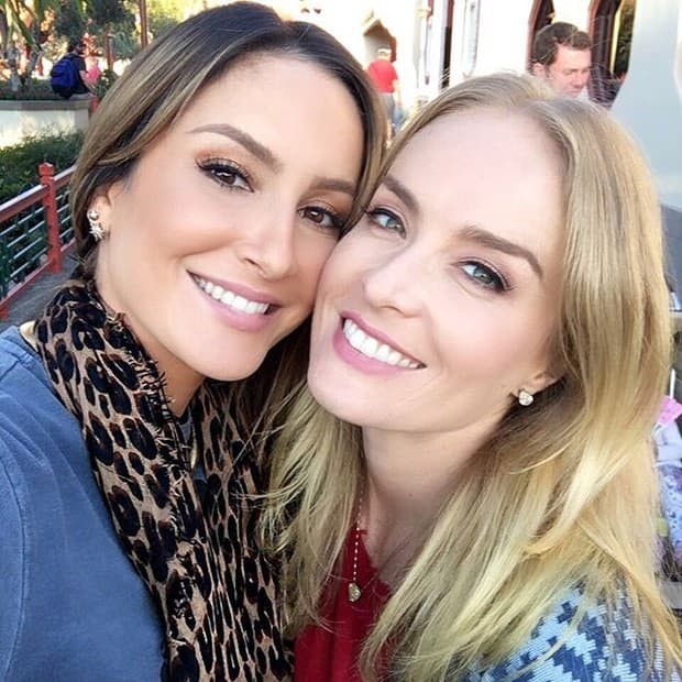 Curtindo a Disney, Claudia Leitte tira selfie com Angélica
