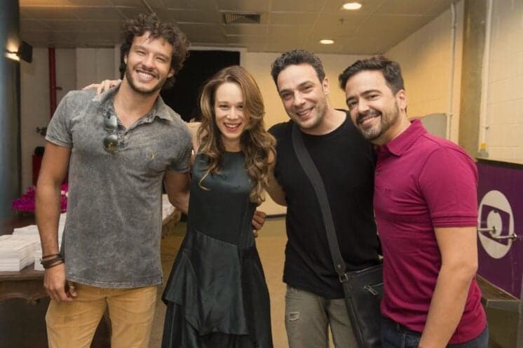 Autor de "Haja Coração" divulga primeira foto com elenco reunido