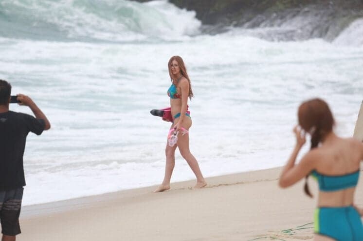 Marina Ruy Barbosa usa biquíni de R$ 529 durante gravação de "Totalmente Demais"