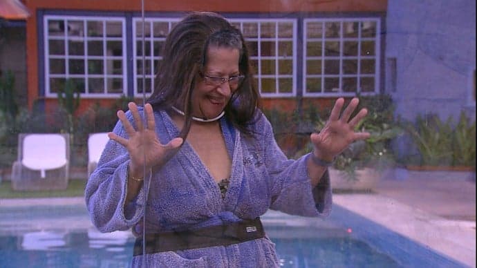 "BBB 16": Geralda põe aplique e diverte participantes