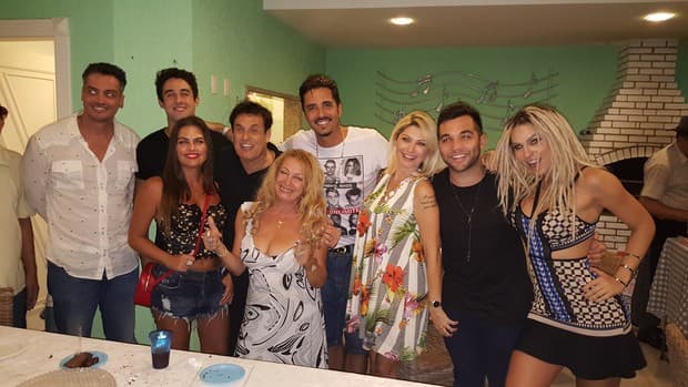Latino reúne celebridades em festa de aniversário