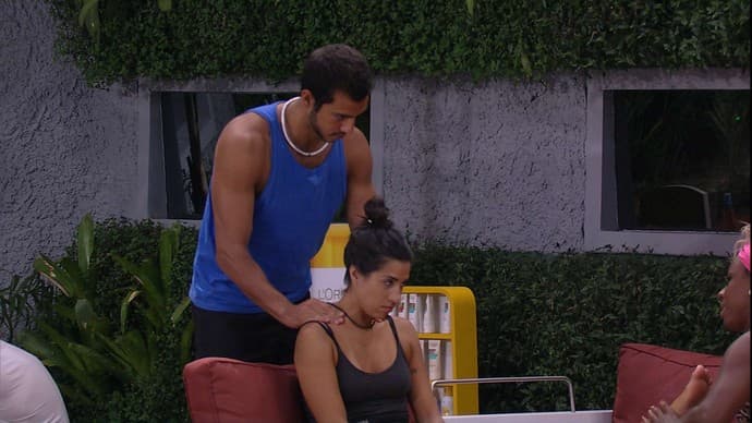"BBB 16": "Olha, ele pega direitinho", diz Juliana ao ganhar massagem de Matheus