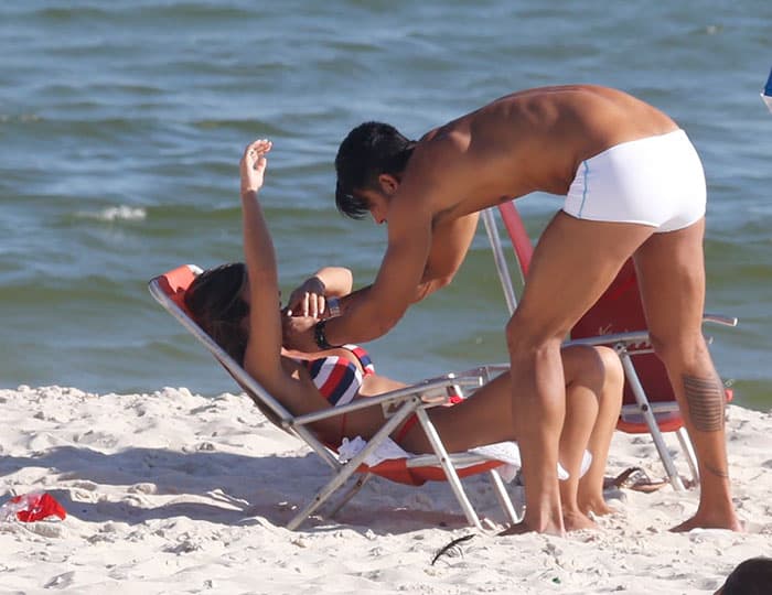 Nicole Bahls troca carinhos com Marcelo Bimbi em praia do RJ