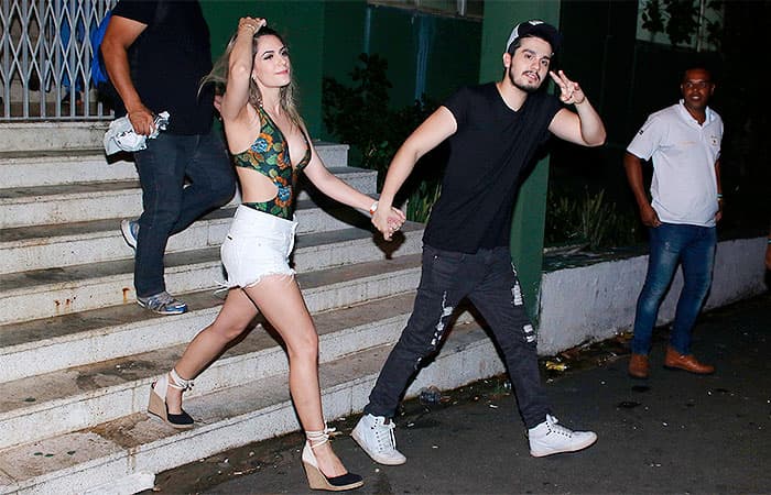 Decote da namorada de Luan Santana chama atenção na Bahia