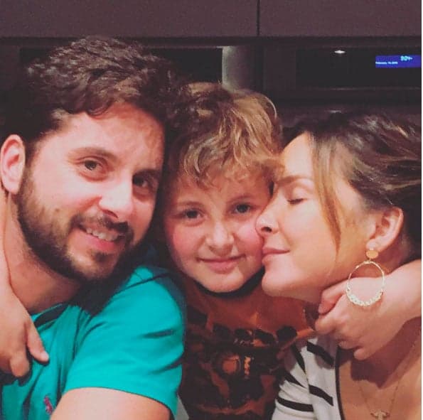 Claudia Leitte publica foto em família e aparece paparicando filho mais velho
