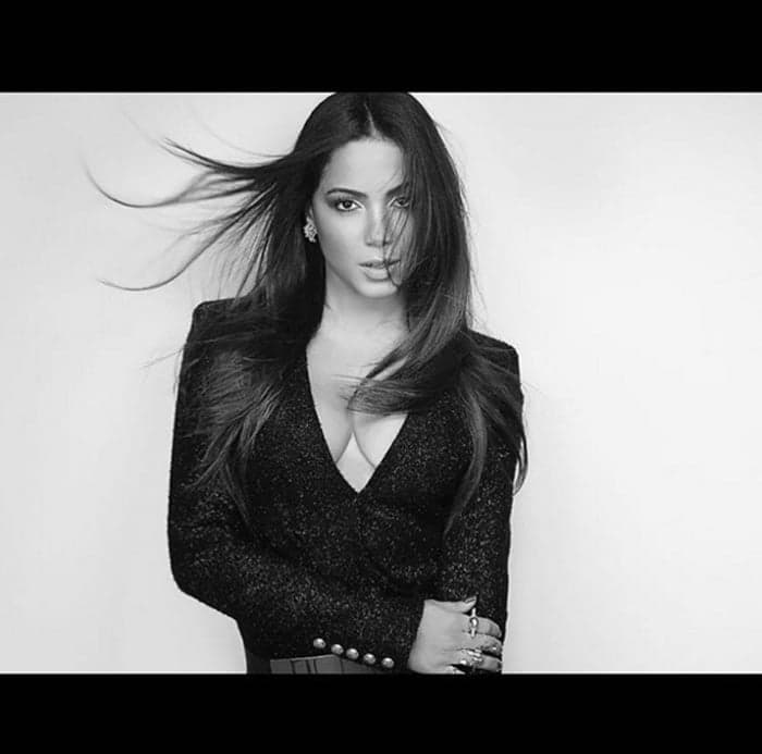 Anitta capricha no carão e aparece com look ousado