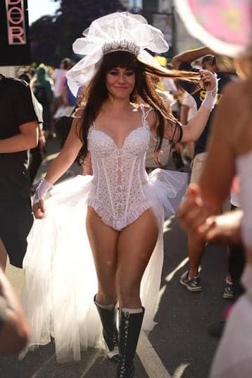 Alessandra Negrini rouba a cena em bloco e vira musa da folia