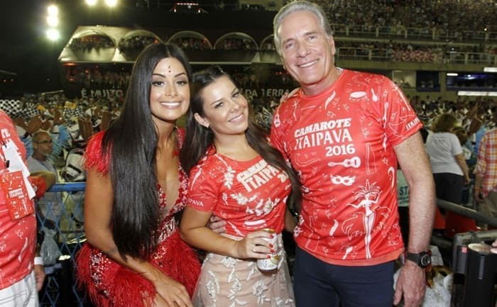 Celebridades curtem Carnaval do Rio em camarote badalado