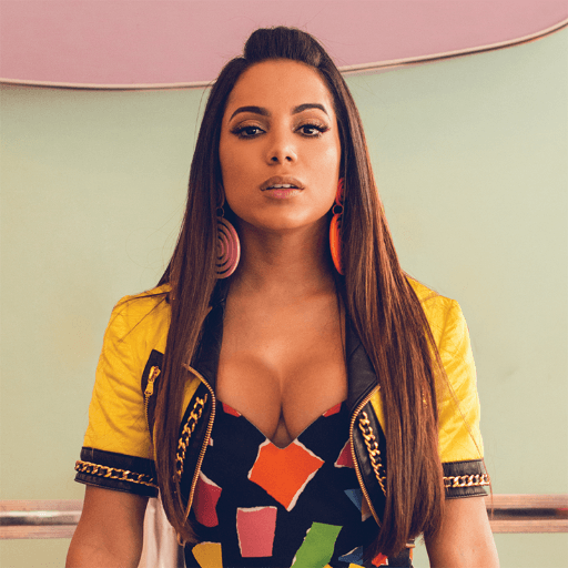 Botox? Anitta aparece com lábios mais carnudos em evento e chama atenção