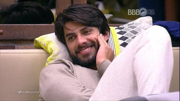 "BBB 16": Cacau faz pergunta indiscreta e Renan responde: "Sou hétero"