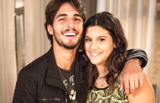 Climão? Brenno Leone e Giulia Costa se encontram em festa