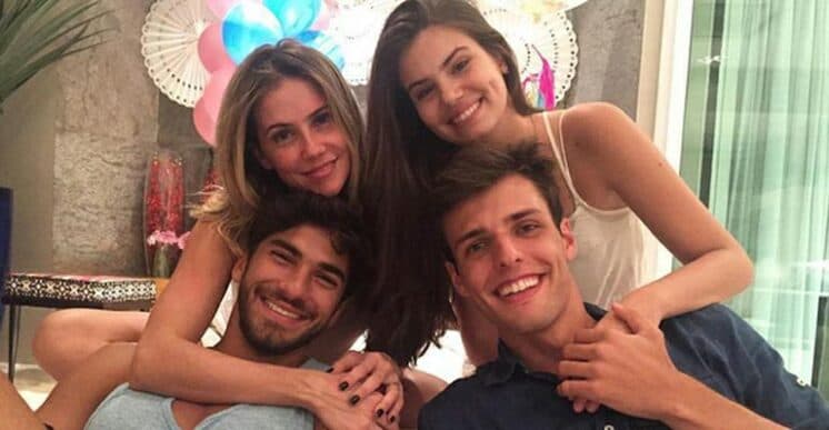Camila Queiroz se reencontra com Deborah Secco em festa