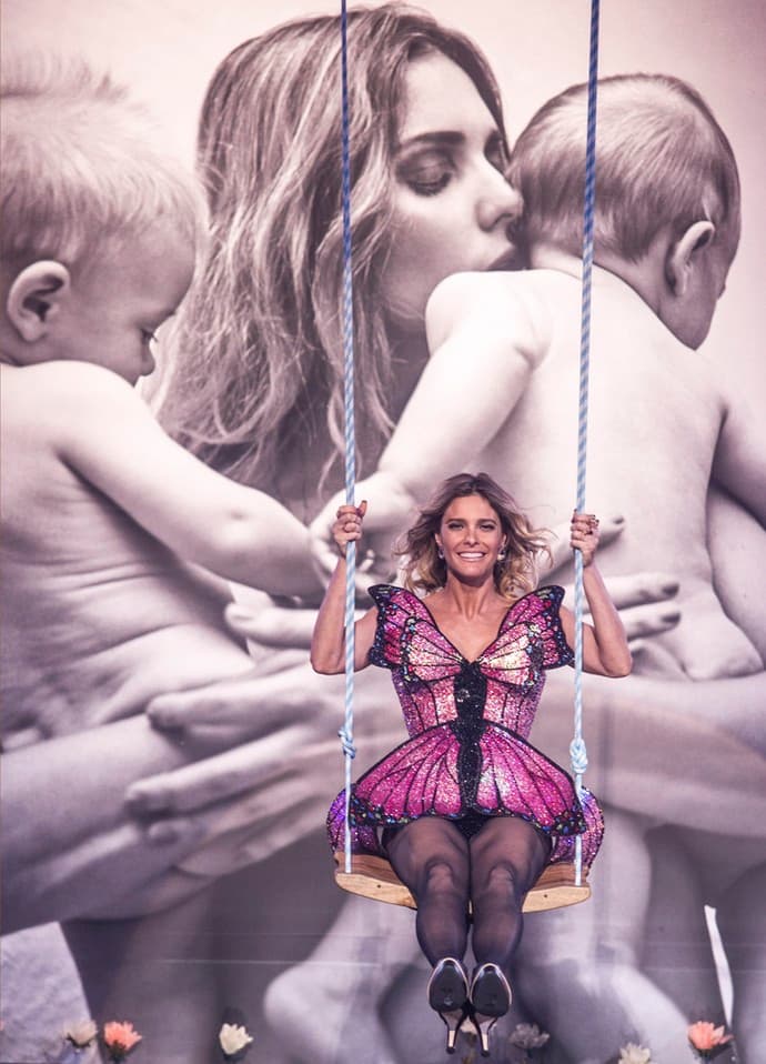 Fernanda Lima surpreende público com vestido confeccionado com 40 000 cristais; confira