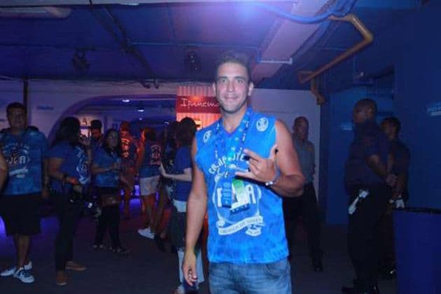 André Marques é repreendido em camarote e bate boca com segurança