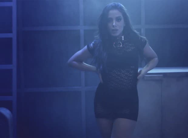 Anitta sensualiza em clipe com colombiano; confira