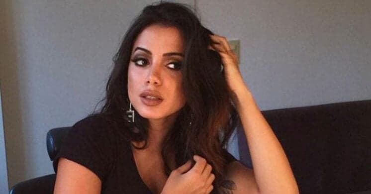 Lábios carnudos de Anitta chamam atenção em aeroporto