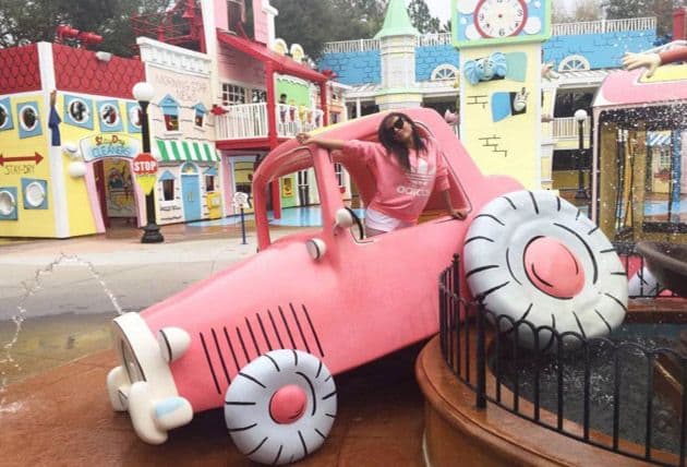 Anitta viaja de graça para parques do Universal em troca de divulgação