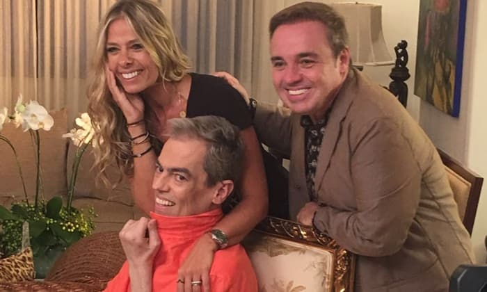 Gugu entrevista cabeleireiro dos famosos, que fala sobre doença que quase o matou e reencontra Galisteu