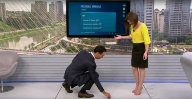 César Tralli interrompe jornal ao vivo para pegar brinco de 'moça do tempo' e ganha elogios