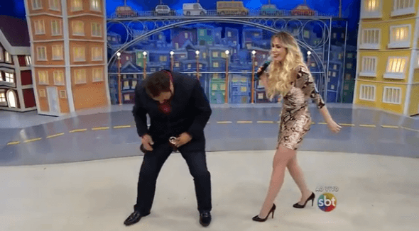 Ratinho surpreende a todos e usa tapa-sexo em seu programa