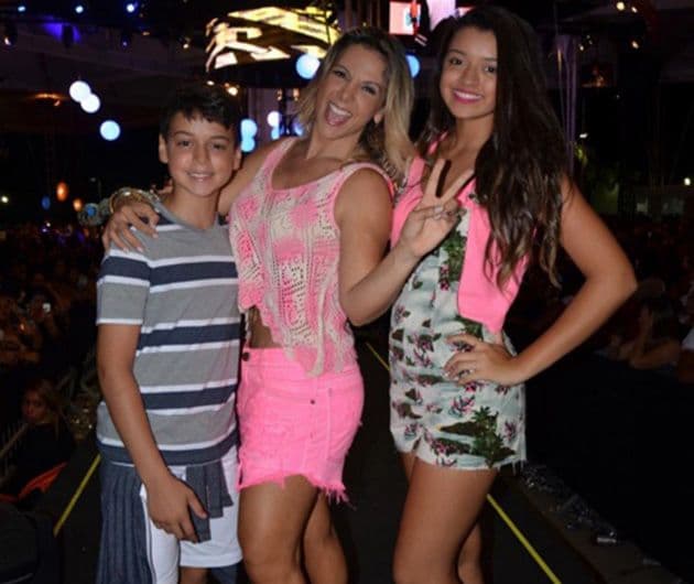 Carla Perez posa com os filhos e recebe elogios na web