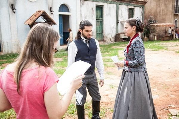 Record escala "Escrava Mãe" para bater remake de "Sassaricando"